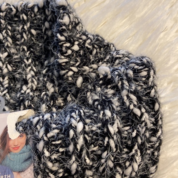 True North Infinity Scarf black and white brand new - Picture 4 of 8